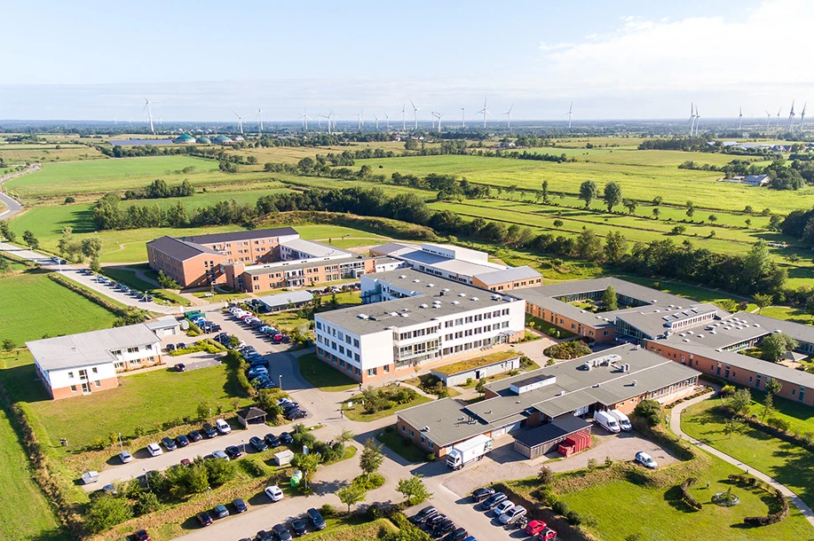 Luftaufnahme der DIAKO Nordfreiland in Breklum-Riddorf